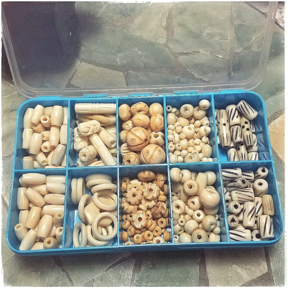 *SOLD* LOT African carved bone beads w/ box - Picture 8 of 8